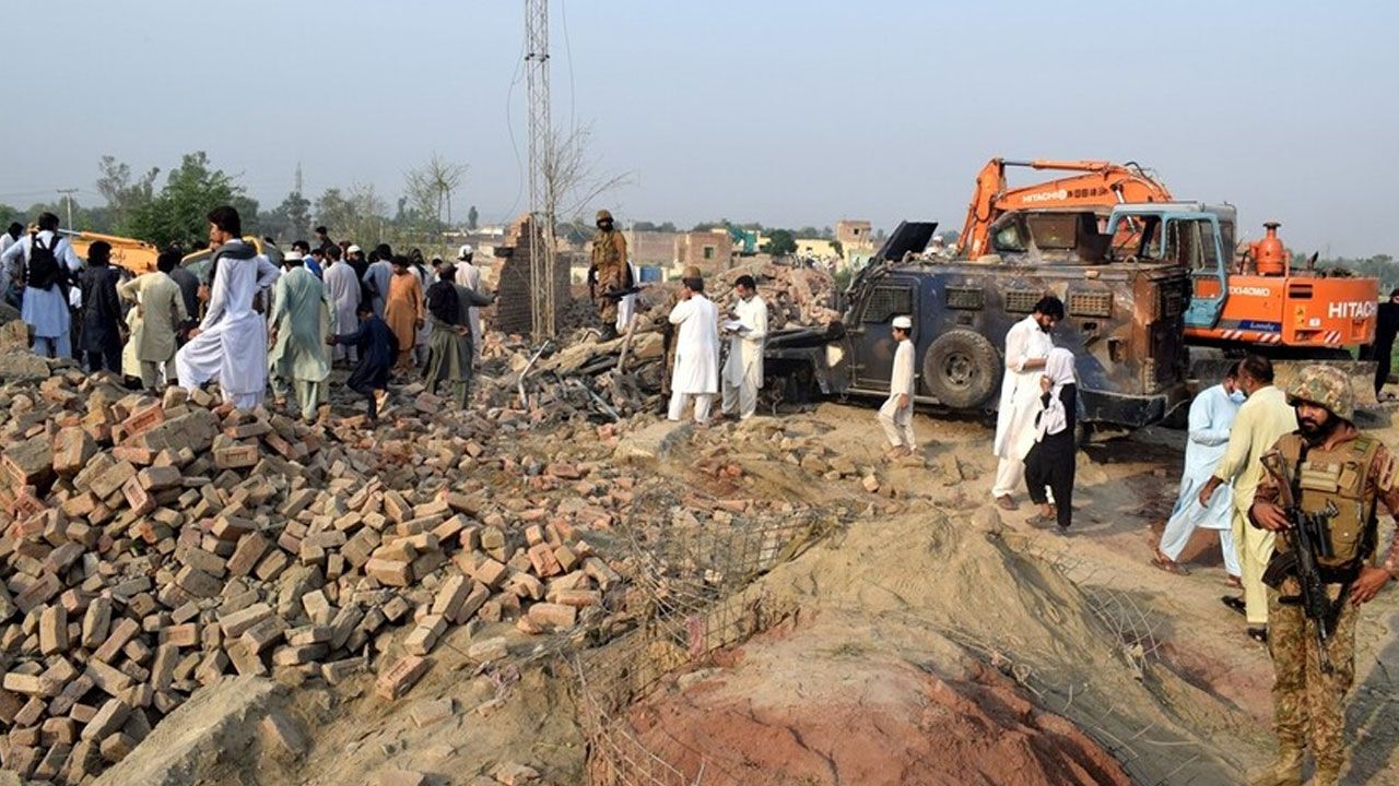 Pakistan'da düzenlenen intihar saldırısında 15 polis hayatını kaybetti