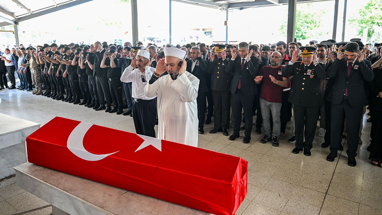 Şehit uzman çavuşun cenazesi Adana'da defnedildi