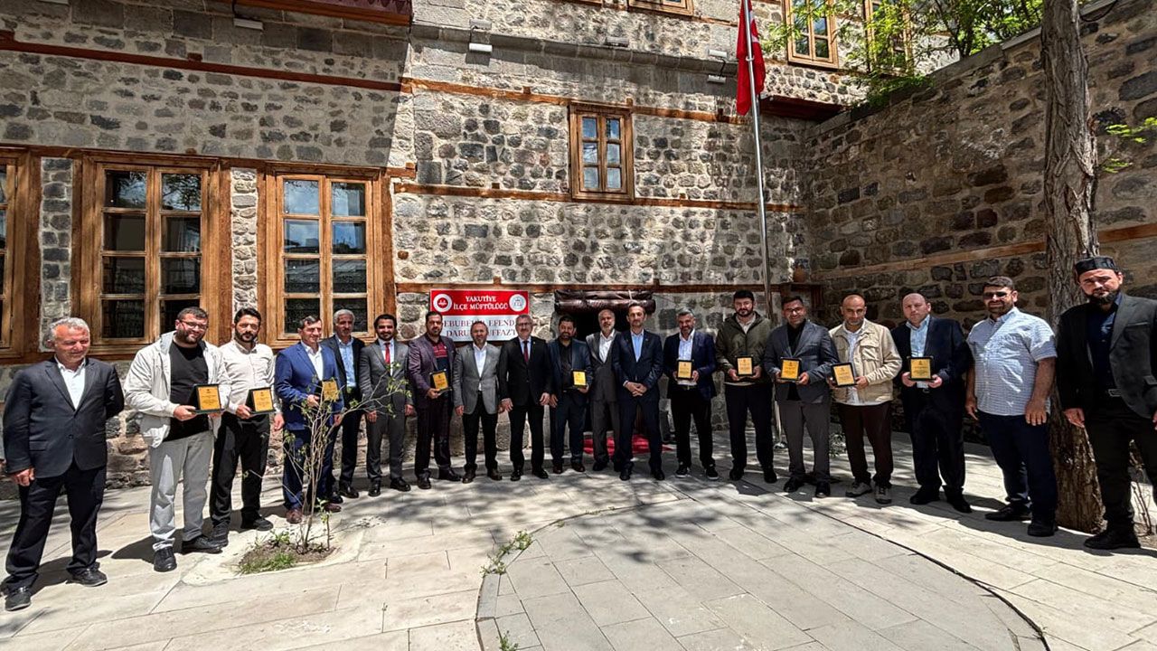 Erzurum’da Ebubekir Efendi Daru’l Huffaz’ı mezunlarını veriyor
