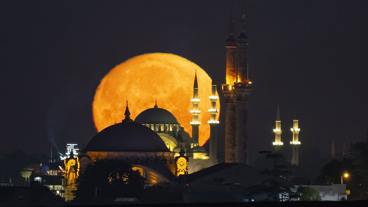 Büyük Mecidiye Camii ve dolunay