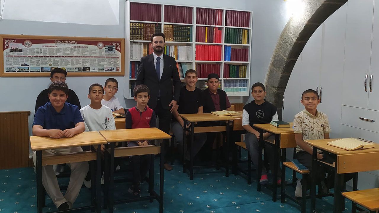 İlk dersleri "güzel ahlak" oldu