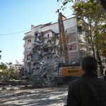 Sındırgı'da ağır hasarlı binaların yıkımı ve enkaz kaldırma işlemleri devam ediyor