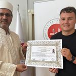 Din kardeşliğinden etkilendi, Müslüman oldu