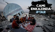 Beyt Lahya'daki Salim Abu Muslim Camii'nin enkazı üzerinde iftar