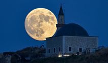 Zirvedeki tarihi cami ile dolunay