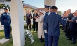 Bosna'nın ilk Cumhurbaşkanı Aliya, kabri başında dualarla anıldı