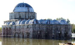 Arnavutluk'ta Türkiye'nin desteğiyle restore edilen Kurşunlu Camii sular altında