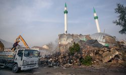 Düzce'de depremde hasar gören Çilimli Merkez Camii yıkıldı