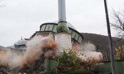 Düzce'de depremde hasar gören Sarıdere Köyü Camii yıkılıyor