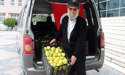 Denizli'nin "Elmacı dedesi" bu kez imam hatip öğrencilerine elma dağıttı