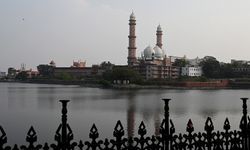 Hindistan'ın en büyük camii Taj-ul-Masjid