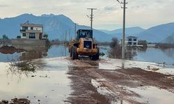 Antalya'da yağmur suları nedeniyle evlerinden çıkamayanlar iş makinasıyla taşınıyor