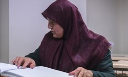 Depremde gözlerini kaybeden kadın Braille alfabesiyle Kur'an-ı hatmetti