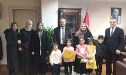 Minikler kumbaralarını kardeşleri için açtı