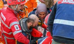 Baba-kız depremin 132. saatinde enkazdan kurtarıldı