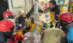 77 yaşındaki kadın depremin 212. saatinde kurtarıldı