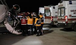 Deprem bölgesindeki yaralılar ambulans uçakla Ankara ve İstanbul'a getirildi