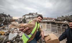 Enkazları gezerek yuvasız kalan güvercinlere sahip çıkıyor