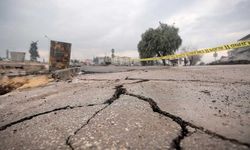 Hatay merkezli depremde bazı yol ve köprüler zarar gördü