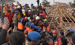 Depremde hasar gören evlerinden eşya almak isteyen baba ve kızı enkazdan kurtarıldı