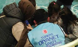 Adana'da depremi yaşayan çocuklar TDV gönüllülerinin oyunlarıyla moral buluyor