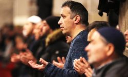 Berat Gecesi'nde eller depremzedeler için semaya kalktı
