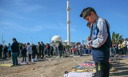 Deprem felaketinin yaşandığı yerlerde cuma namazı kılındı