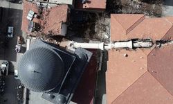 Adıyaman'da depremde yıkılan minare apartmanın üzerine devrildi