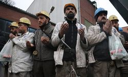 Enkazdan can kurtaran madenciler, vefat eden meslektaşlarını dualarla andı
