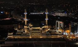 Taksim Camii'ne "Elhamdülillah" yazılı ramazan mahyası asıldı