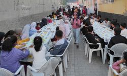 Adana'da çocuklar cami iftarında buluştu