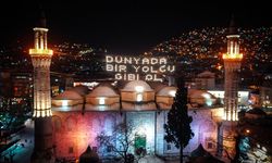 Bursa Ulu Camii'nin mahyası "Dünyada bir yolcu gibi ol" yapıldı