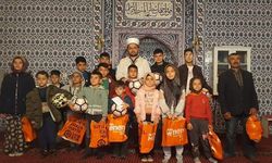 Ramazan ayını camide geçiren çocuklar bayram hediyelerini aldı