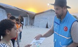 TDV gönüllüsü Avustralyalı oyuncu Reshad Strik depremzedeleri yalnız bırakmıyor