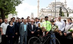 Fransa'dan bisikletle hacca gitmek için yola çıkan yazar İstanbul'da