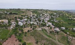 Deprem nedeniyle tepe çökünce iki köy birbirini görüyor
