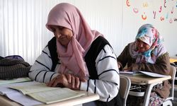 Konteynerde yaşayan kadınlar ilk kez Kur'an öğrenme imkanı buldu