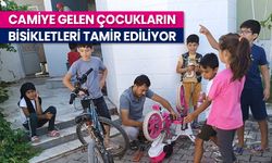 Camiye gelen çocukların bisikletleri tamir ediliyor
