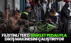 Filistinli terzi, bisiklet pedalıyla dikiş makinesini çalıştırıyor