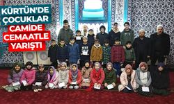 Kürtün'de çocuklar camide cemaatle yarıştı