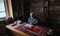 Filistinli yazar, 55 yıllık kütüphanesinin katil İsrail'in saldırısında yok olmasından endişe ediyor