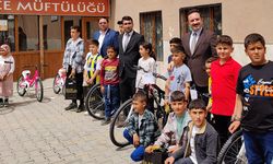 Müftülükte çocuklara bisiklet hediye edildi