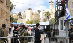 Yasa dışı Yahudi yerleşimciler baskın yaptıkları El Halil'deki İbrahim Camisi'nde ayin yaptı