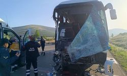 Afyonkarahisar'da yolcu otobüsü ile kamyonet çarpıştı, 17 kişi yaralandı
