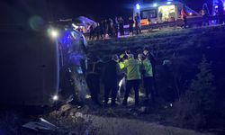 Aksaray'da yolcu otobüsünün devrilmesi sonucu 2 kişi öldü, 34 kişi yaralandı