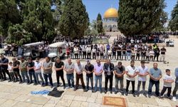 Katil İsrail'in kısıtlamalarına rağmen 30 bin Müslüman Mescid-i Aksa'da cuma namazı kıldı