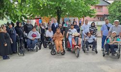 Sakarya'da engellilere akülü araba ve tekerlekli sandalye dağıtıldı