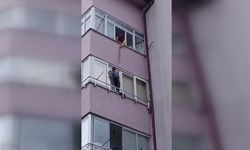 Sivas'ta balkon penceresi ile demir korkuluk arasında mahsur kalan çocuğu itfaiye kurtardı