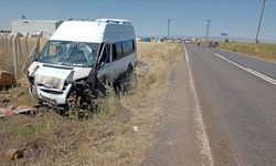 Diyarbakır'da minibüs ile otomobilin çarpıştığı kazada 22 kişi yaralandı