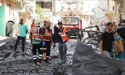 Gazze Sivil Savunma ekipleri, katil İsrail'in saldırılarını sürdürdüğü Şucaiyye'de şehit ve yaralılara ulaşamıyor